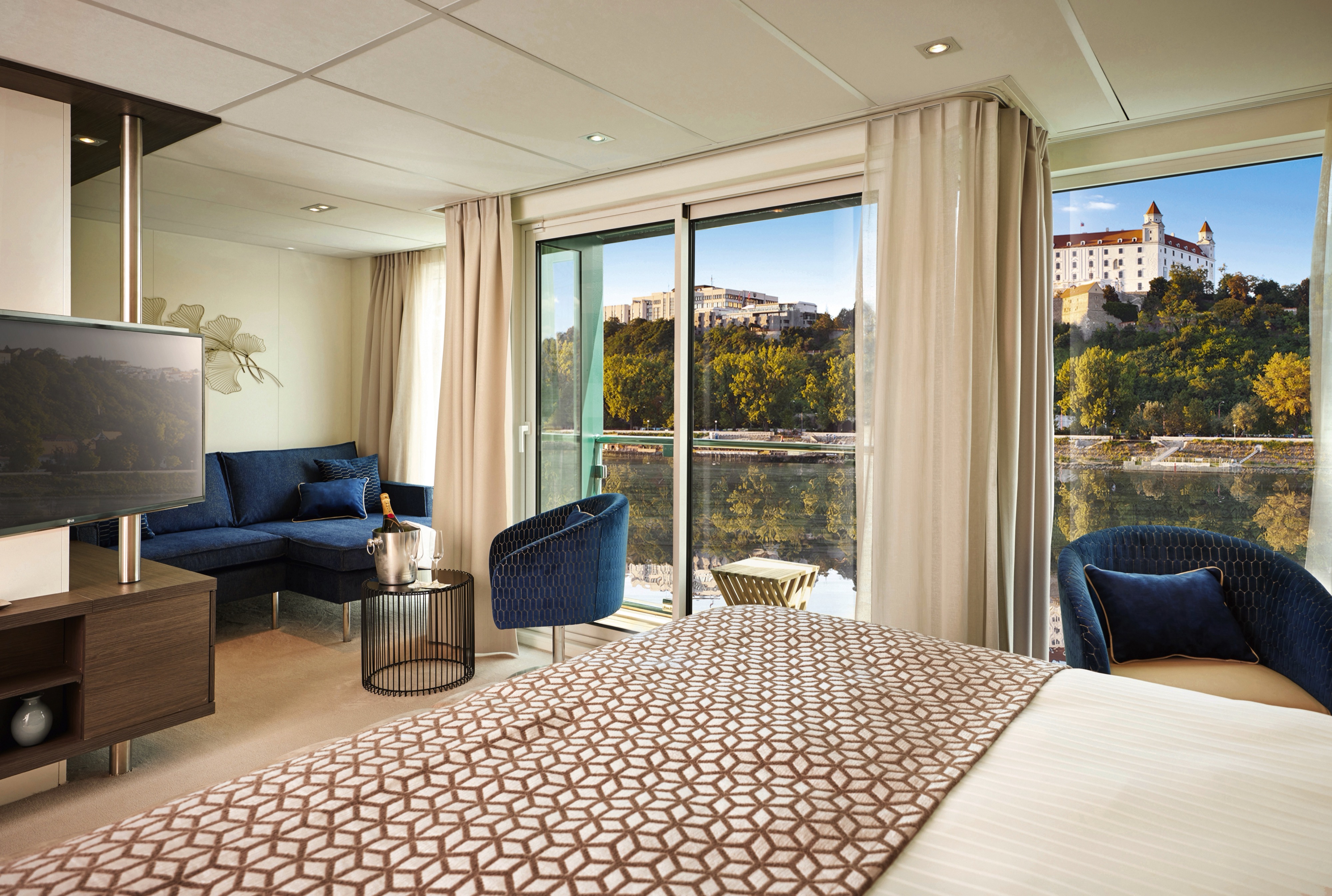 AMADEUS Riva Suite 1 ©Lueftner Cruises Amadeus Tom Yasny.jpg
